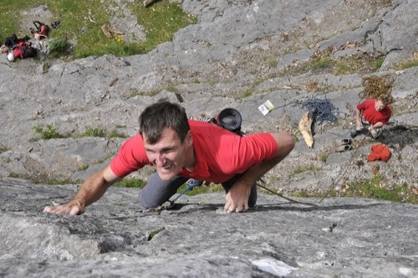 <p>n./vi. 尝试</p>