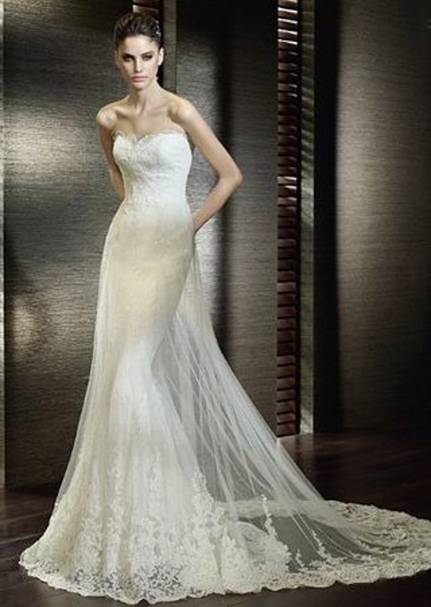 <p>весільна сукня</p>