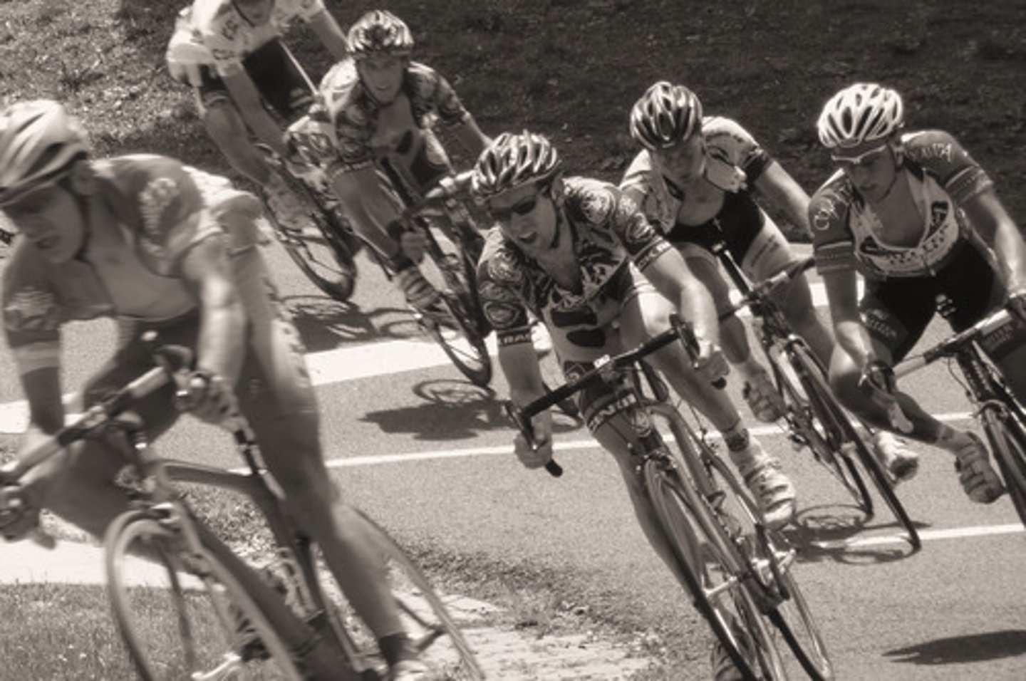 <p>n/v /reɪs/ (n) cuộc đua, (v) chạy đua</p><p>competition, contest</p><p>The cyclists are preparing for the race. (Các tay đua xe đạp đang chuẩn bị cho cuộc đua.)</p>