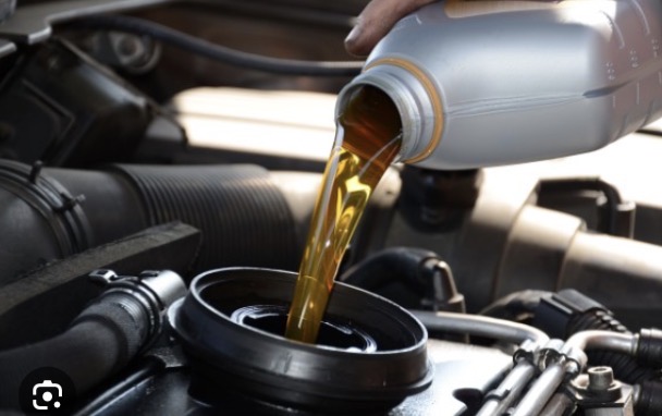 <p>el eceite</p><p>Se añadió eceite a la mezcla del pastel para que fuera estable</p>