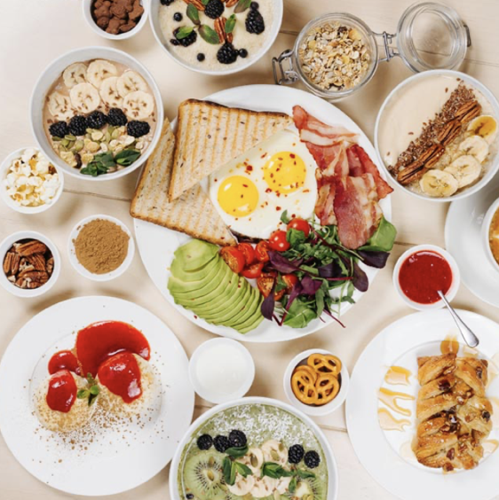 <p><strong>Aamiainen</strong></p>