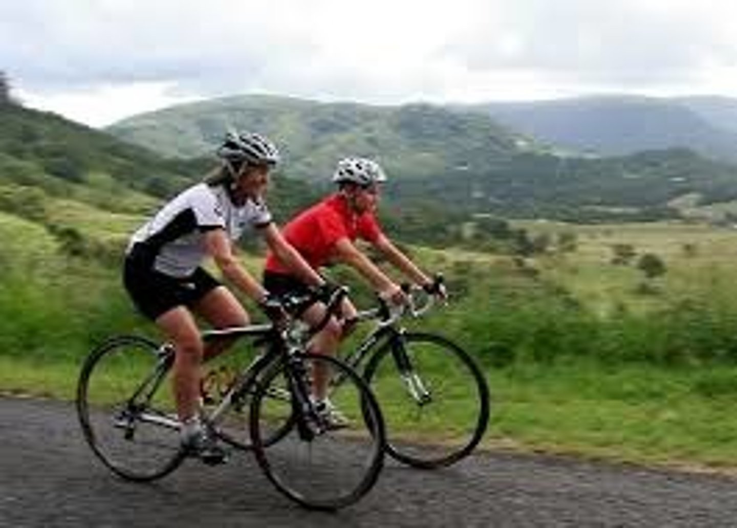<p>montar en bicicleta</p>
