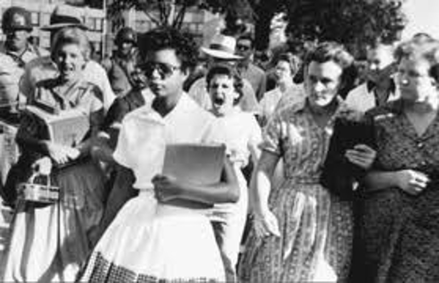 <p>In September 1957 the school board in Little rock, Arkansas, won a court order to admit nine African American students to Central High a school with 2,000 white students. An angry white mob protested the integration plan and intimidated the black students trying to register. The mob violence pushed Eisenhower to ordered the US Army to send troops to Little Rock to protect and escort them for the full school year.</p><p>En septiembre de 1957, la junta escolar de Little Rock, Arkansas, obtuvo una orden judicial para admitir a nueve estudiantes afroamericanos en Central High, una escuela con 2000 estudiantes blancos. Una turba blanca furiosa protestó contra el plan de integración e intimidó a los estudiantes negros que intentaban matricularse. La violencia de la turba llevó a Eisenhower a ordenar al Ejército de los Estados Unidos el envío de tropas a Little Rock para protegerlos y escoltarlos durante todo el año escolar.</p>