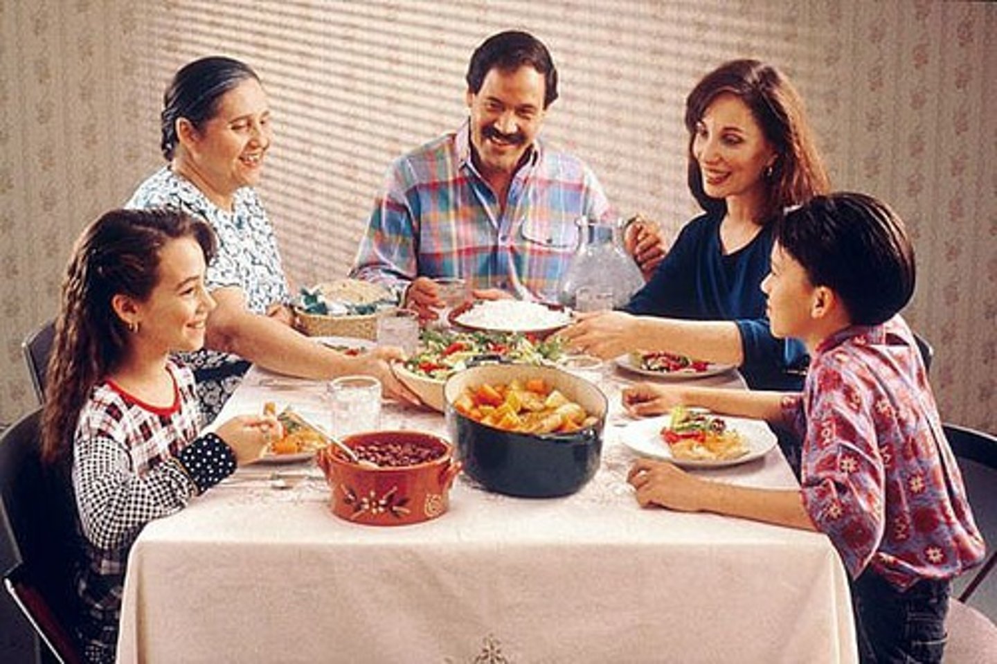<p>to dine/have dinner</p>