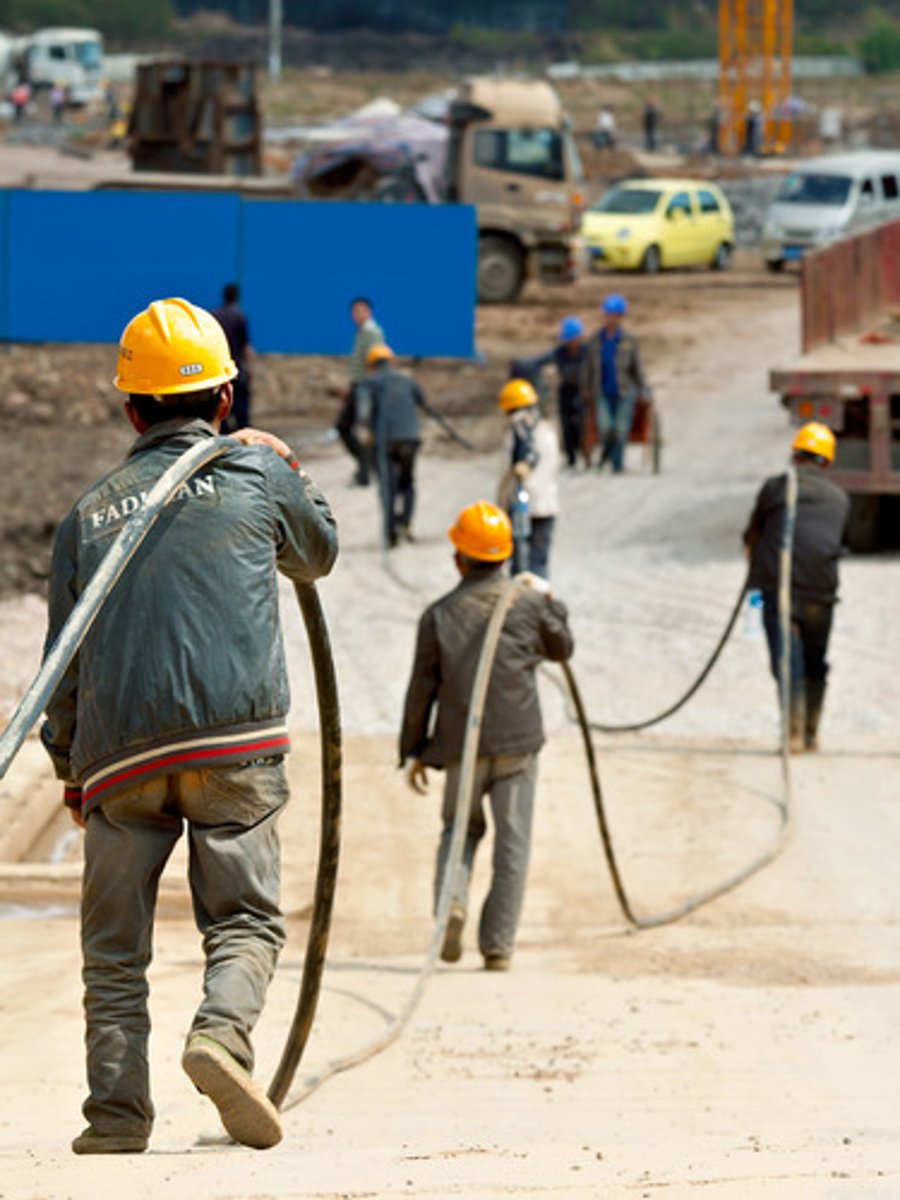 <p>/rɪˈkruː.tɪŋ/ (v-ing): tuyển dụng → The company is recruiting new staff.</p>