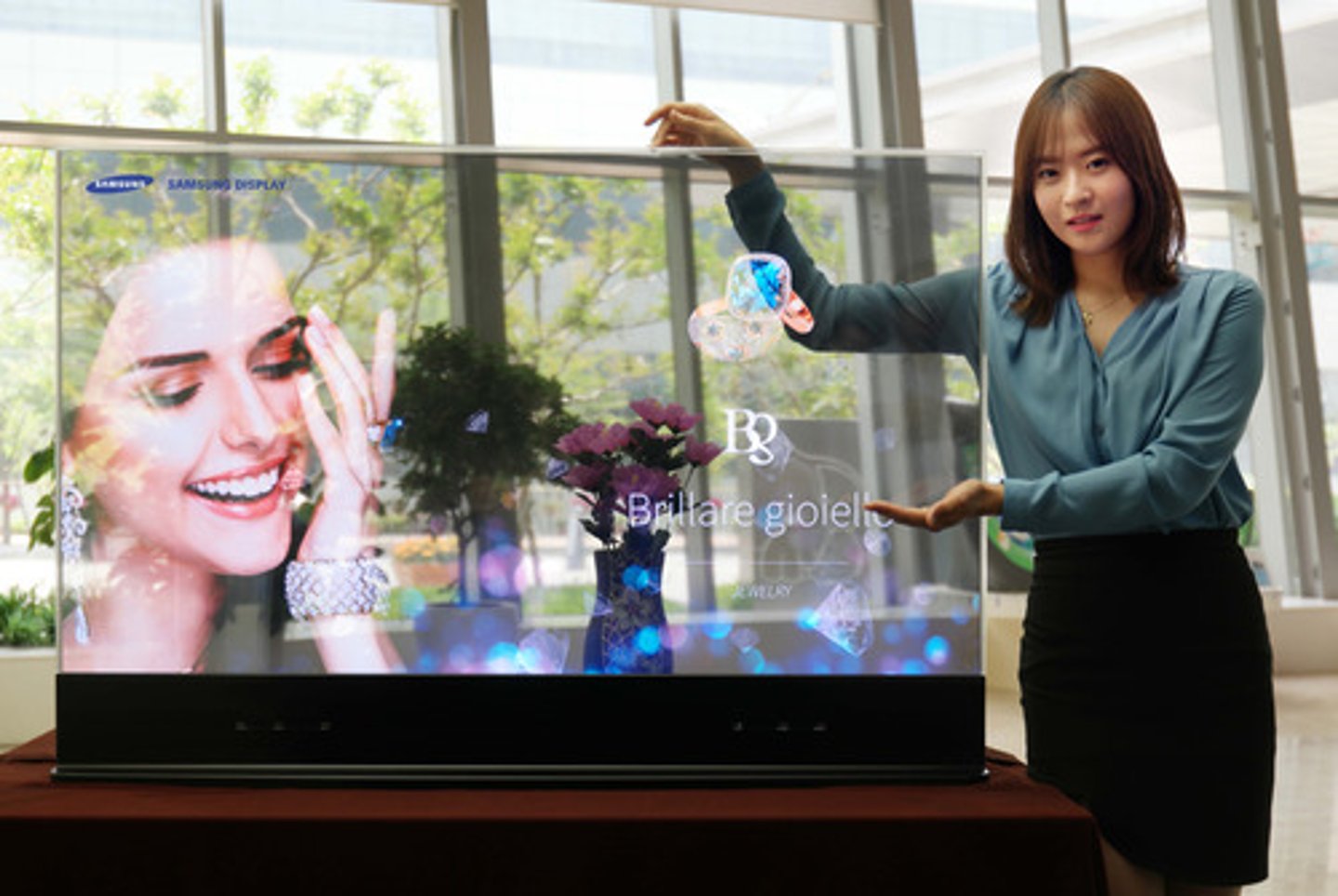 <p>thể hiện / biểu lộ Employees who _____ creativity tend to come up with more original solutions.</p>