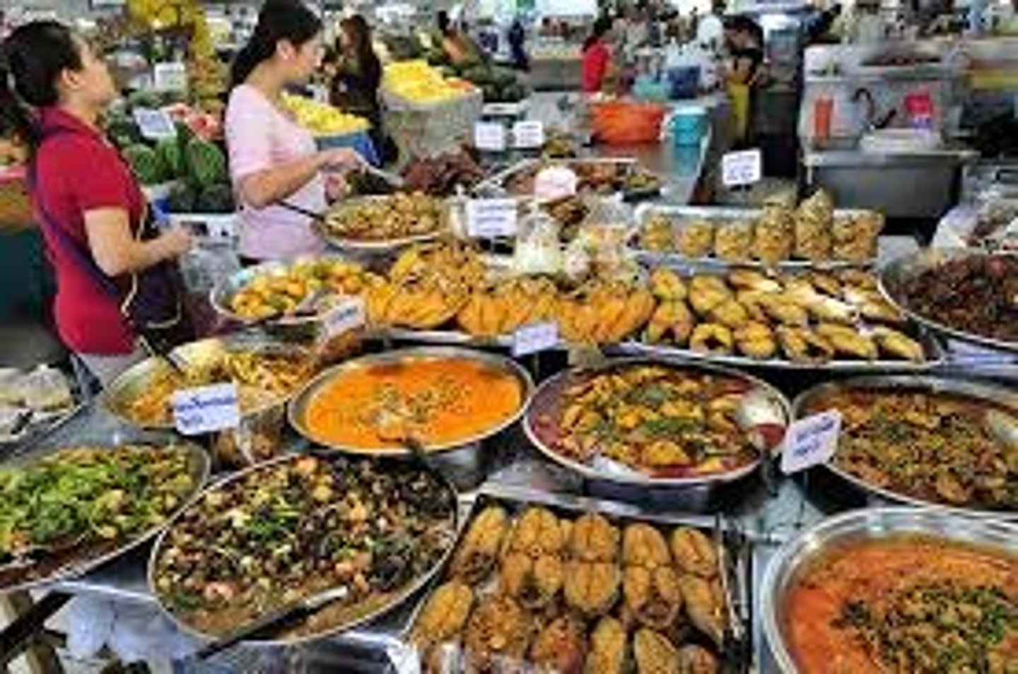 <p>thử món ăn địa phương</p>