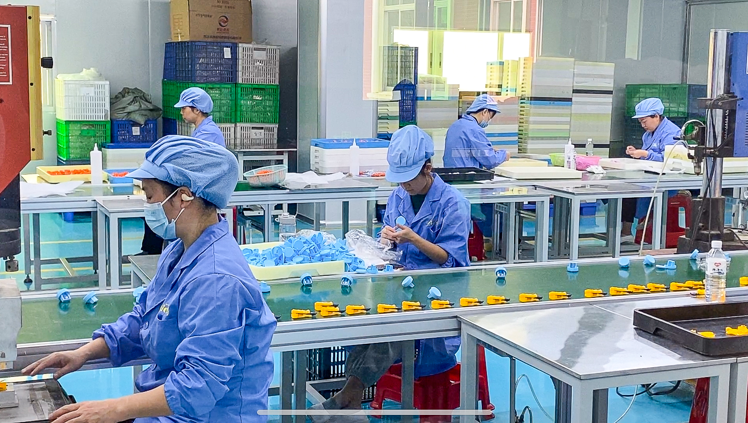 <p><strong>A:</strong> Paggawa ng mga produkto sa pabrika.</p>