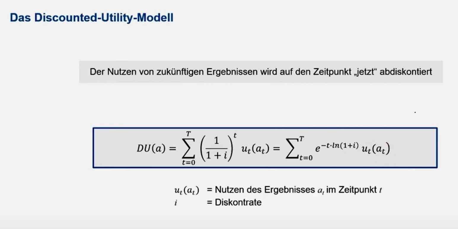 <p>Das Discounted-Utility-Modell unterstellt eine konstante Sensitivität in der zeitlichen Diskontierung von zukünftigem Nutzen.</p><p></p><p></p><p>Dieses Modell folgt dem Gedanken, dass der heutige Wert eines in der Zukunft liegenden Ergebnisses durch Abdiskontierung seines späteren Nutzens auf den heutigen Zeitpunkt abgebildet werden kann.</p>