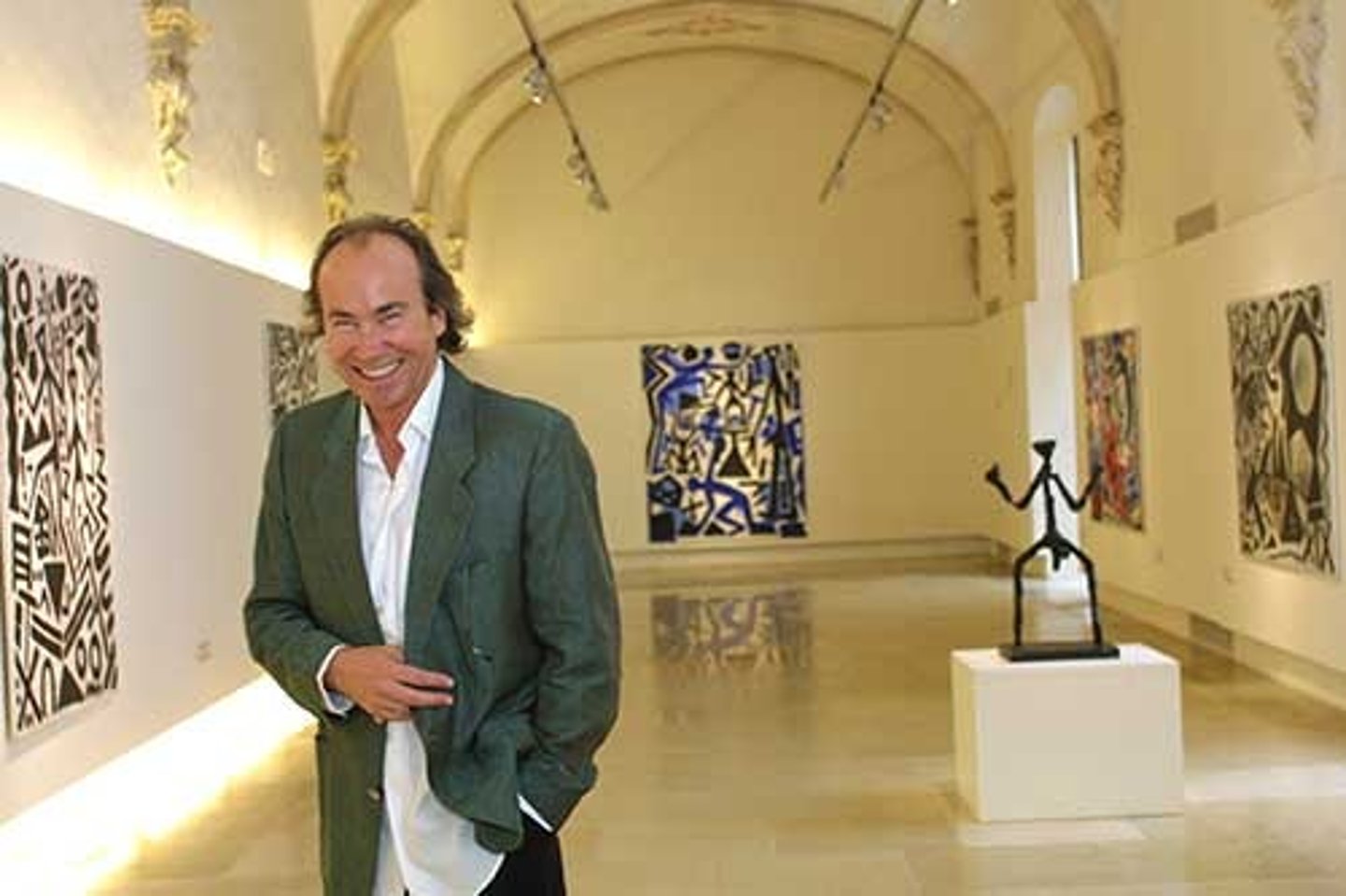 <p>person in charge of a library or museum.</p>