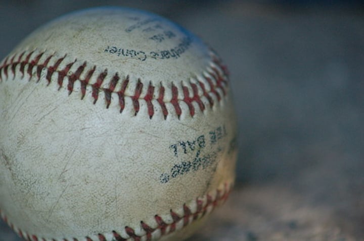 <p>You all (informal, m/m, Spain) play baseball.</p>