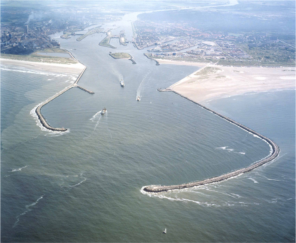 Zodat het kanaal niet gaat verzanden. Aan de zijkanten van die haken hoopt zand op. Vaak aan 1 kant door de wind of schuin invallende golven