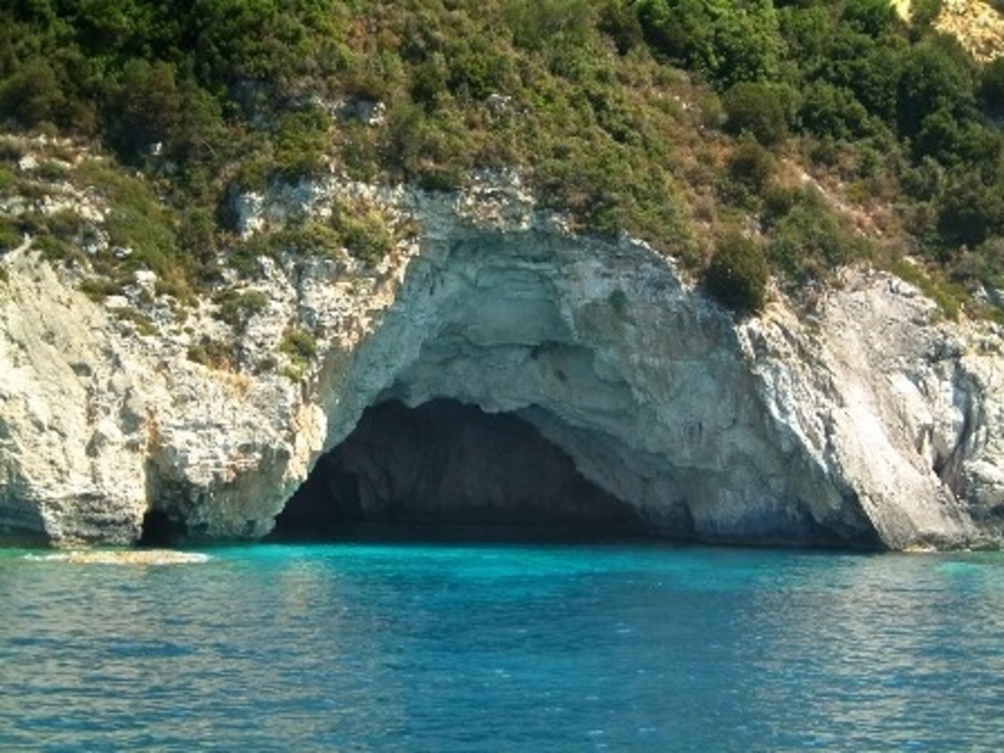<p>печера, западина</p>