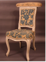 <p><span>It is a chair of the 18th century <strong>used at game tables</strong>, having a padded top rail on which <mark data-color="#f2f5a6" style="background-color: #f2f5a6; color: inherit">spectators could lean.</mark> </span></p>
