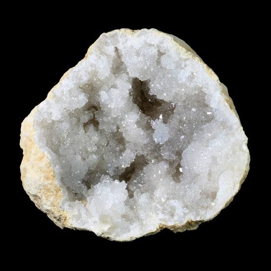 <p>Mineral habit with a hollow, vaguely spherical rock with a lining of mineral matter</p>