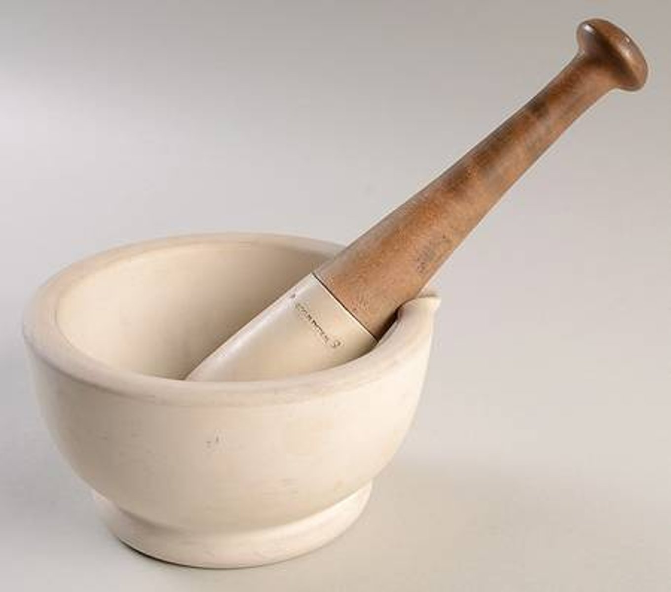 <p>have a rough surface and are preferred for grinding dry crystals and hard powders</p><p>dont want to use with dyes because can easily stain</p>