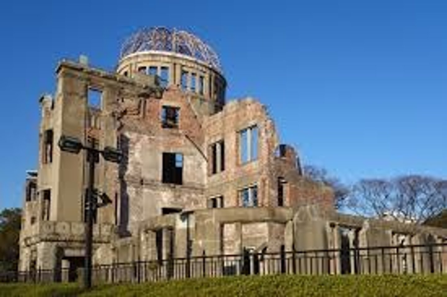 <p>げんばくどーむ Atomic Bomb Dome</p>