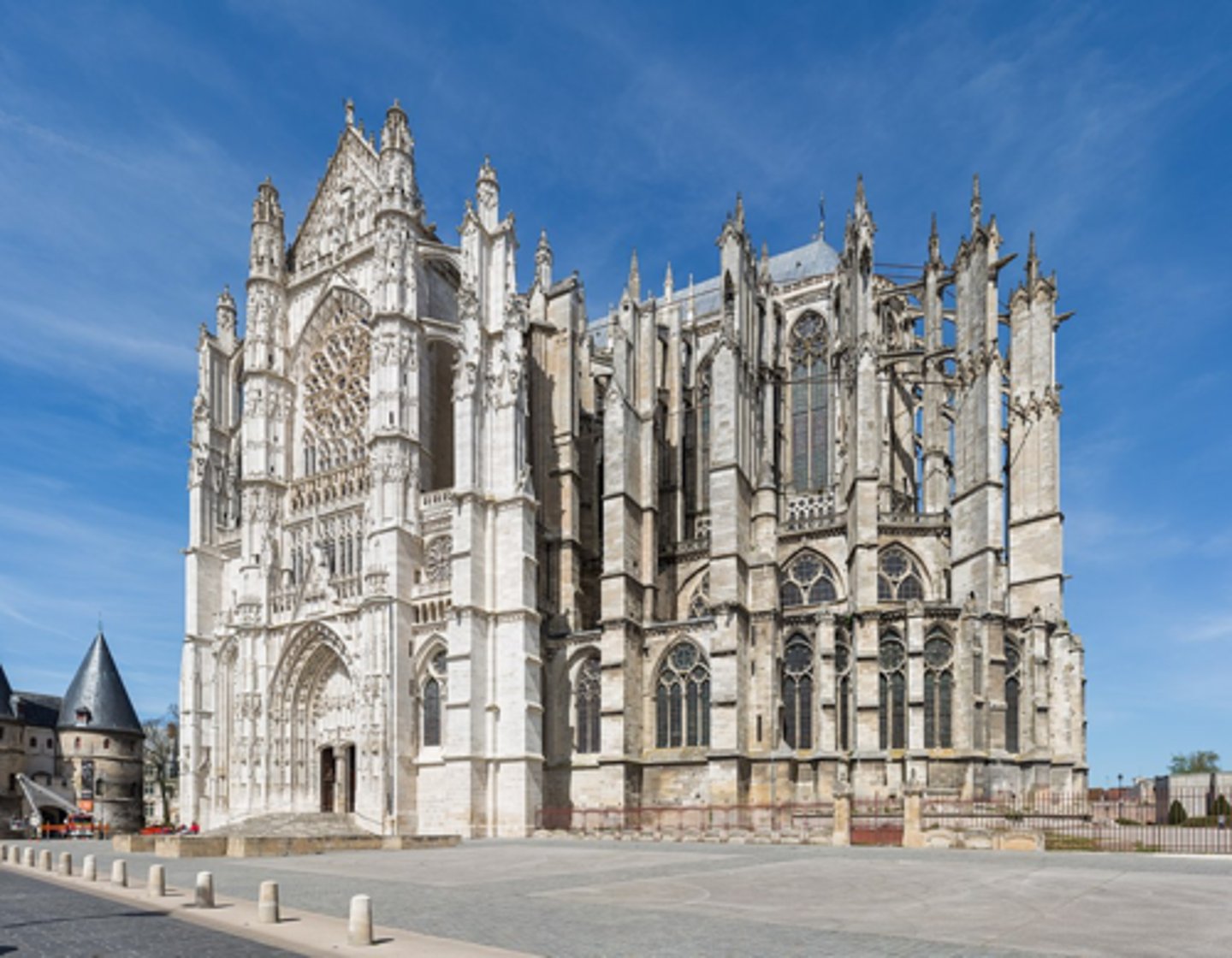 <p>considered with the loftiest vault in Europe at 157 feet and 6 inches</p>