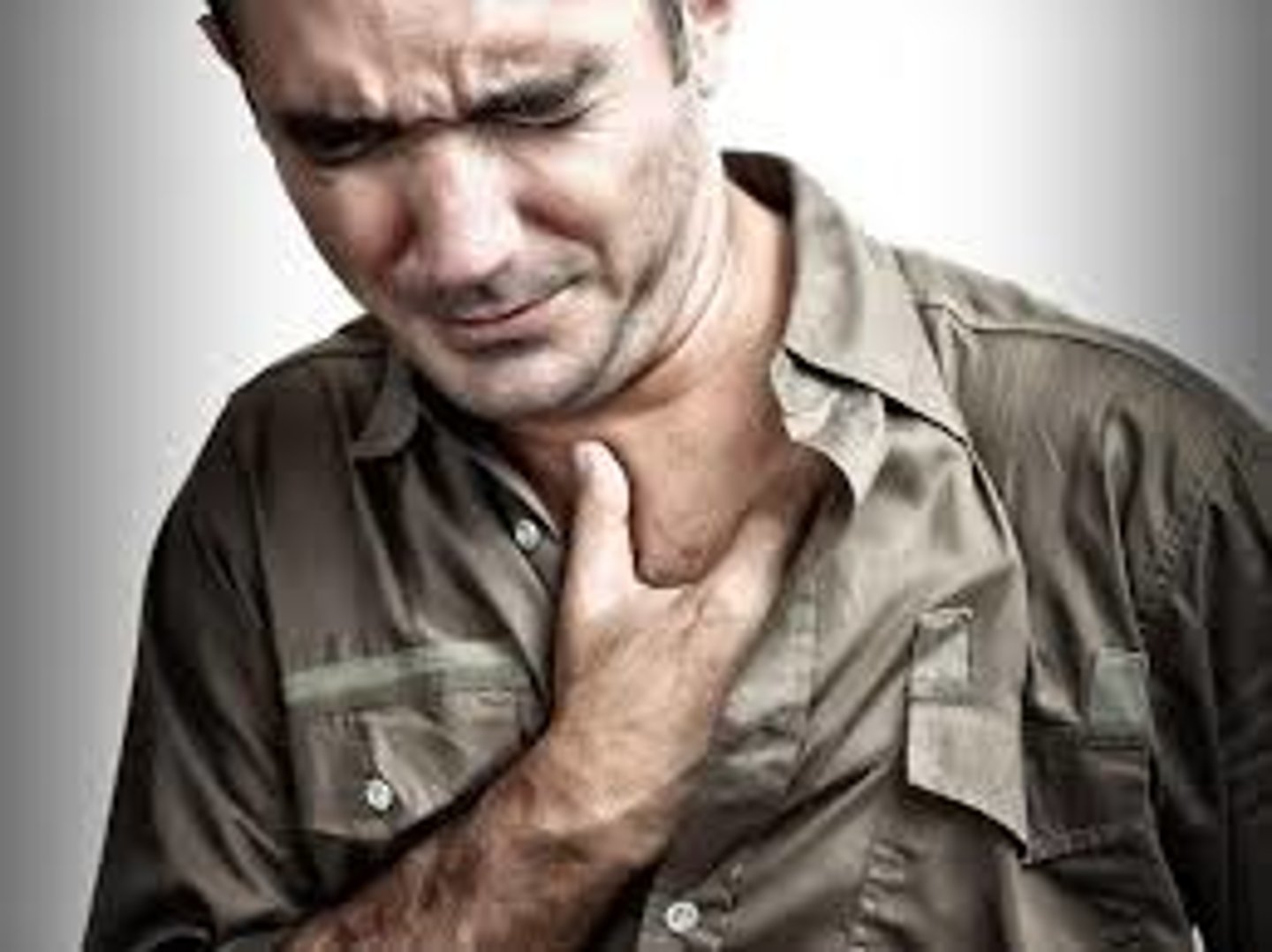 <p>to suffer (from an illness)</p>