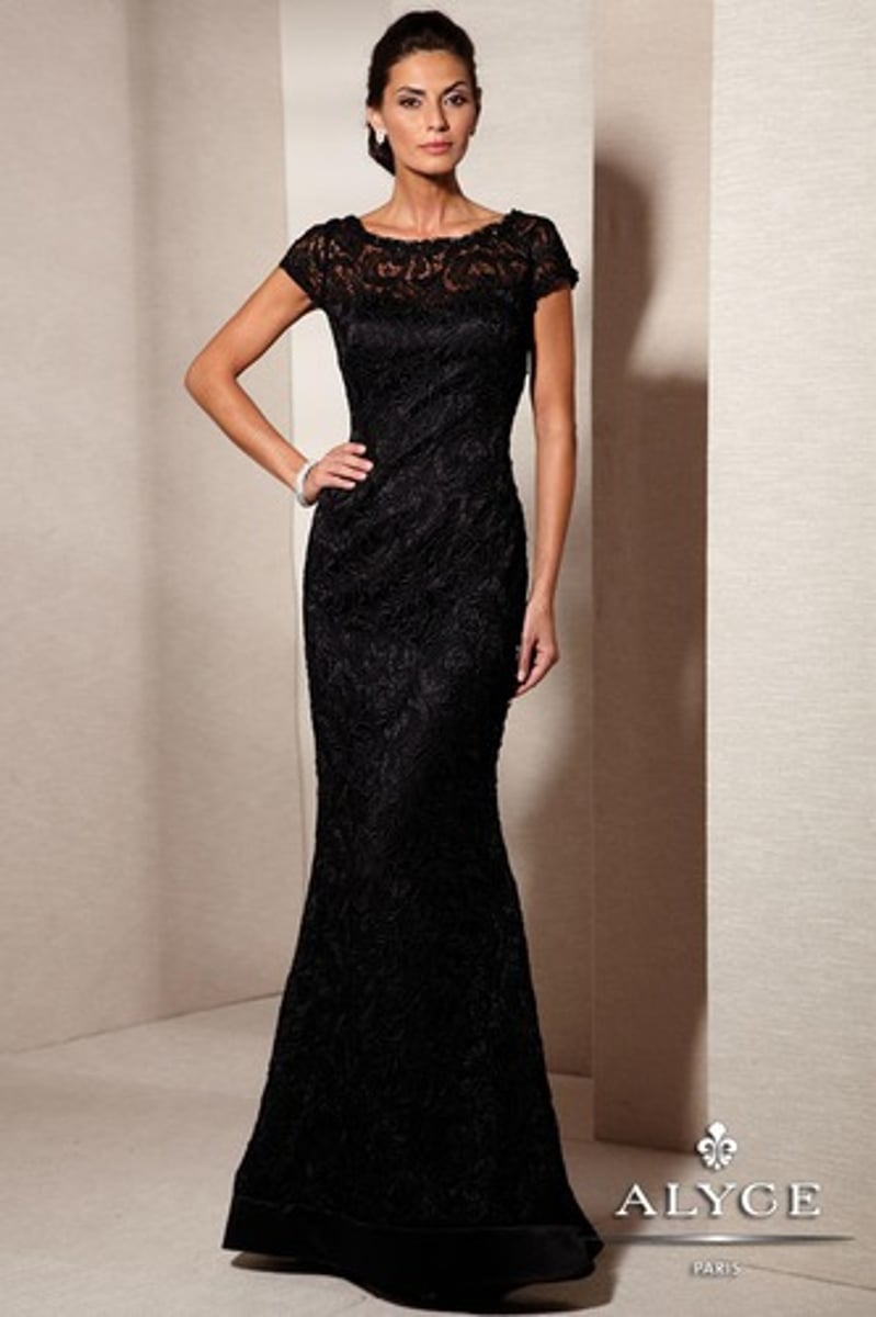 <p>an elegant dress worn for formal social occasions (neutral → formal/fashion)</p><p>Collocates: wear a ~ / evening ~ / a silk ~</p><p>-She arrived in a shimmering ~ of midnight blue.</p><p>-The designer showcased a collection of exquisite ~s.</p><p>-Her ~, embroidered with sequins, drew every eye in the room.</p>