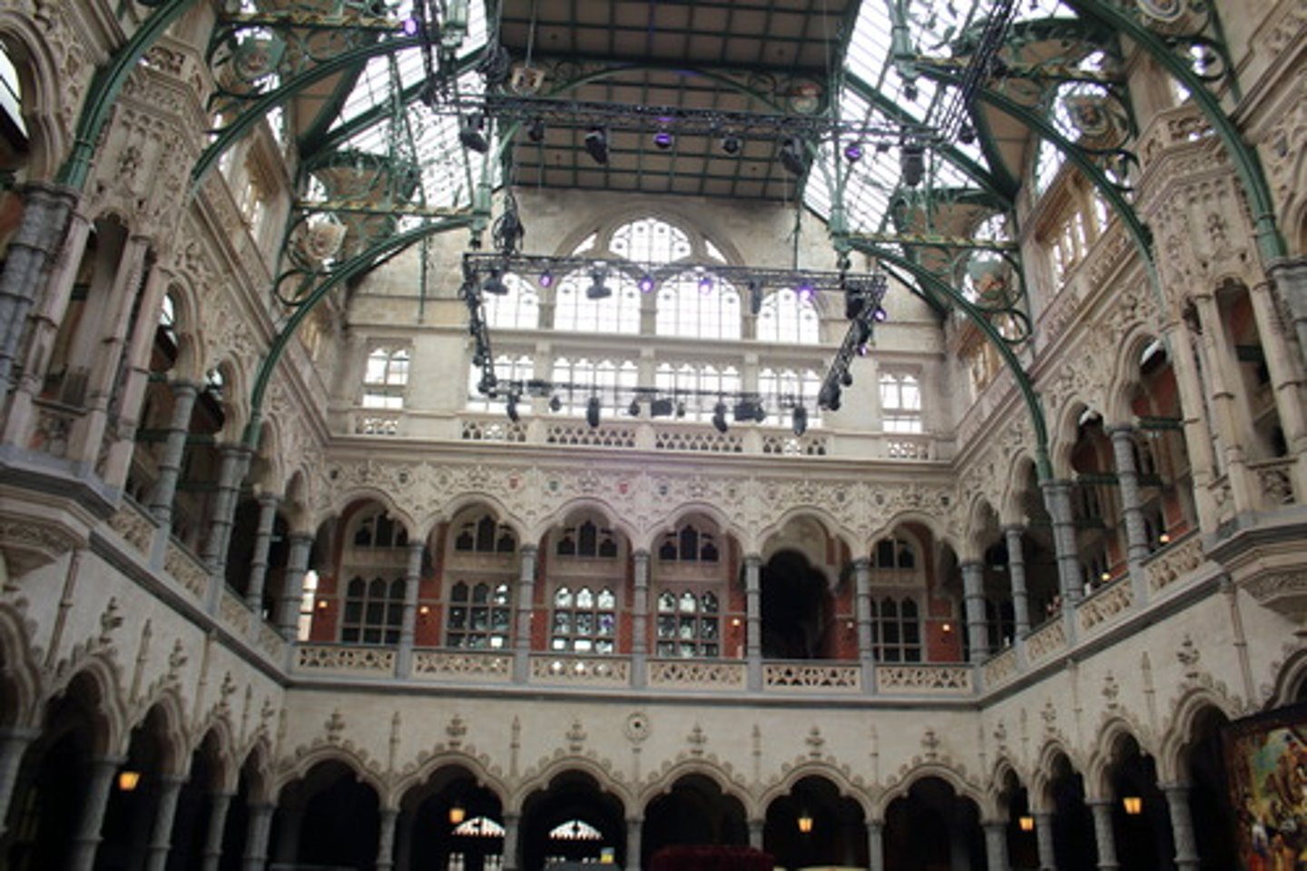 <p>1819-1894 : Antwerpse architect die de afgebrande neogotische Handelsbeurs heropbouwde. Pionierde met de integratie van monumentale ijzeren dakconstructies. Overkapte van de binnenplaats van het Antwerpse stadhuis.</p>