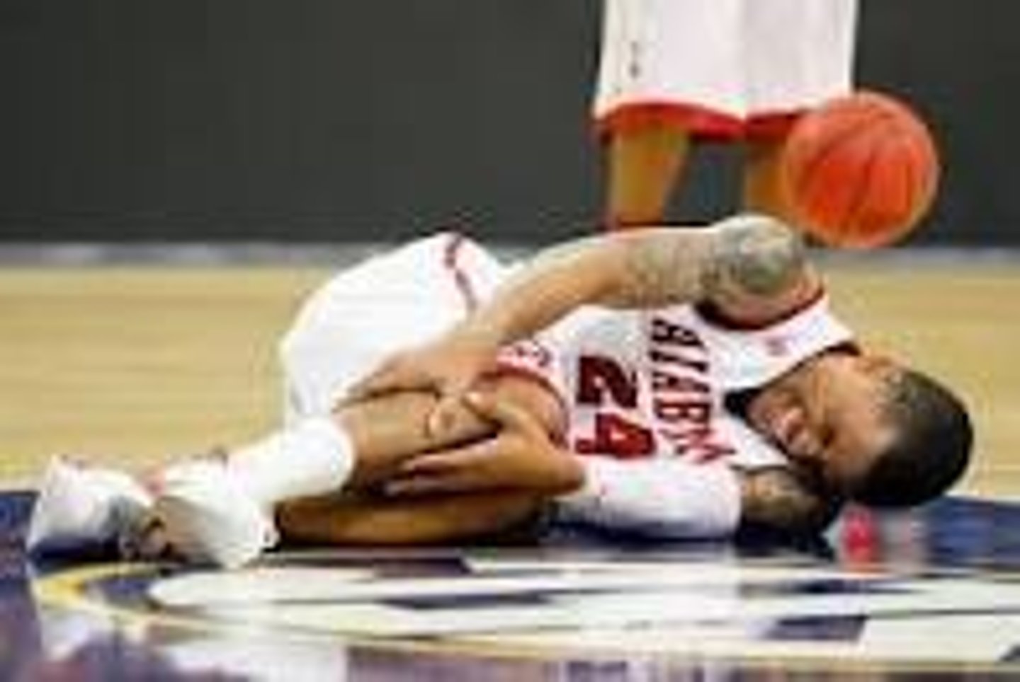 <p>to have a cramp</p>