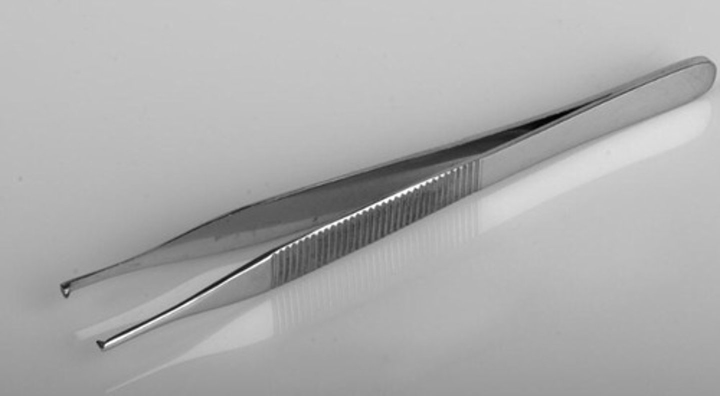 <p>Used to Manipulate tissues and Grasping - Large interdigitating teeth, Primarily used for skin or fascia</p>