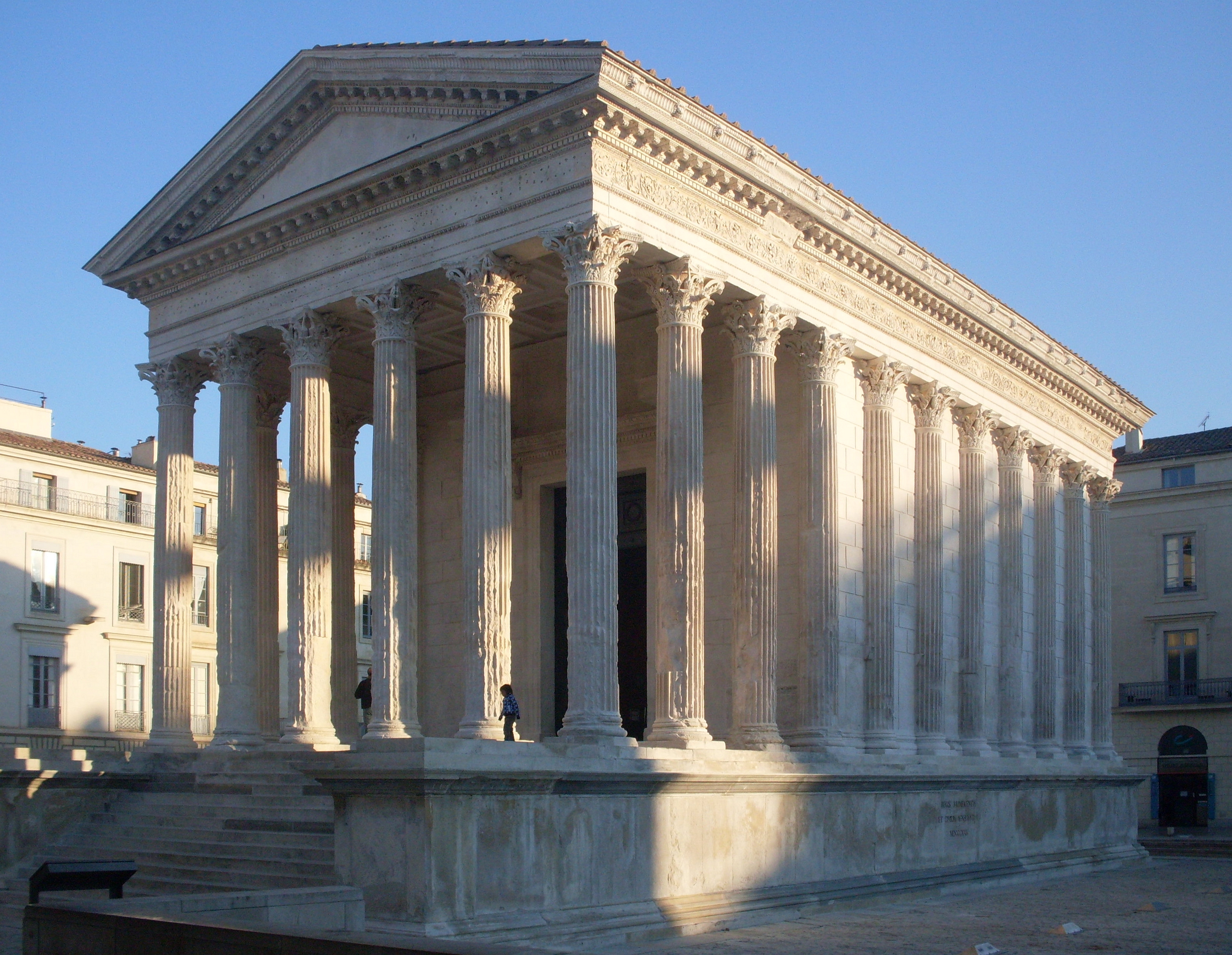 <p>A cosa si pensa si sia ispirato il tempio di Nîmes?</p>