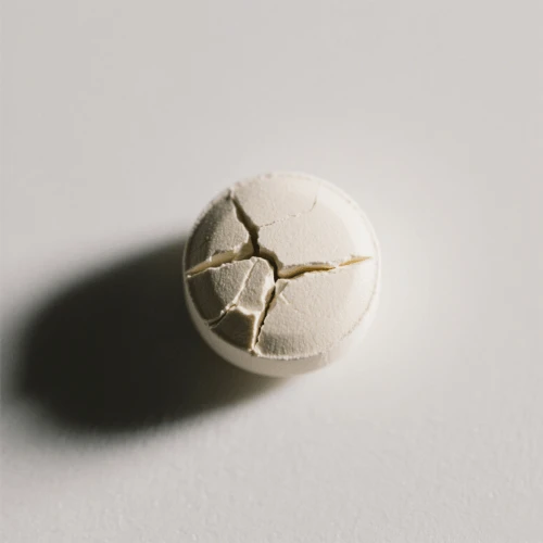 <p>upper or lower part of the tablet separates from the main body</p><ul><li><p>not enough binder </p></li><li><p>didnt dry well </p></li></ul><p></p>