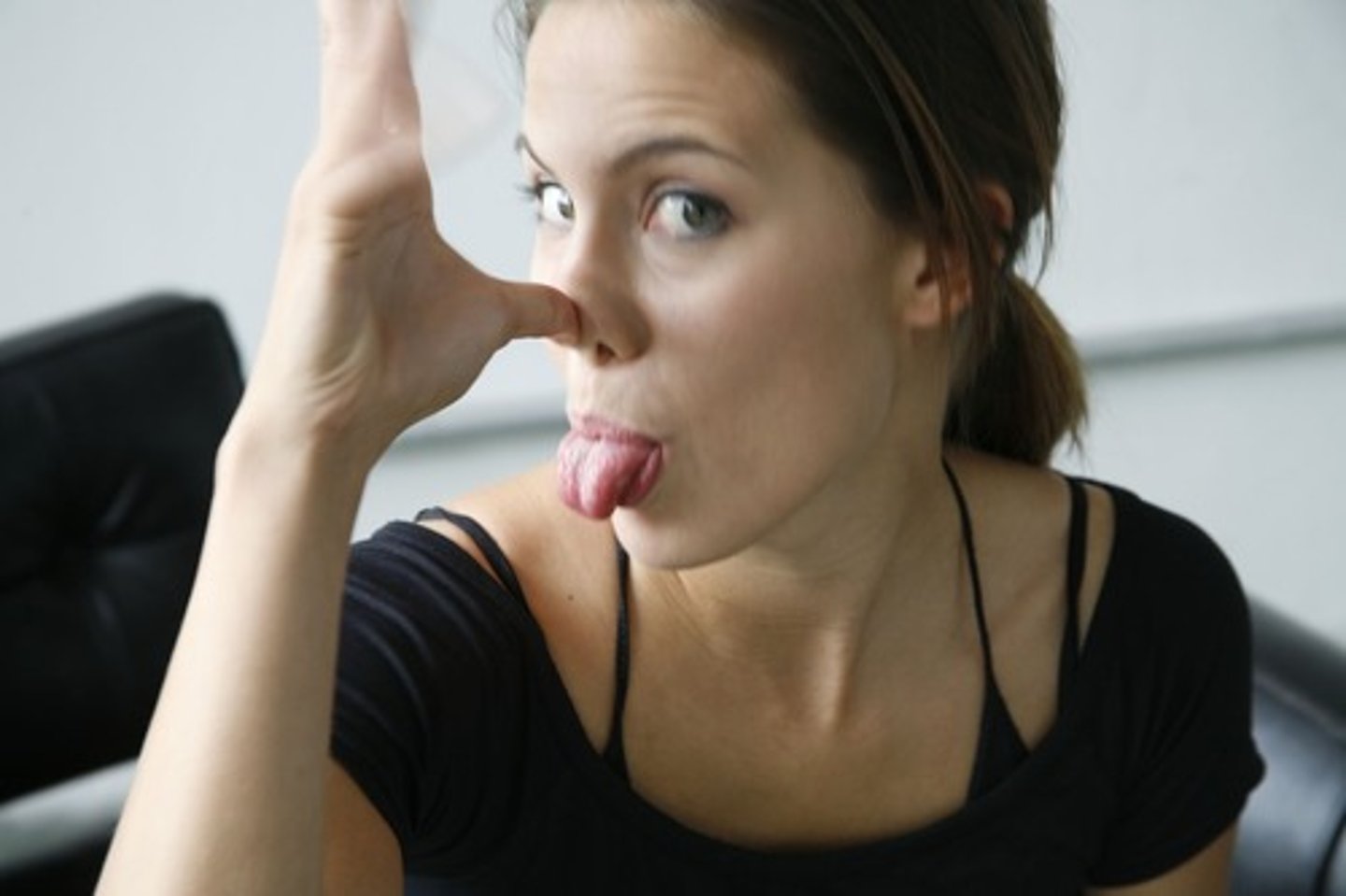 <p>thất lễ, vô phép tắc, thô lỗ</p>