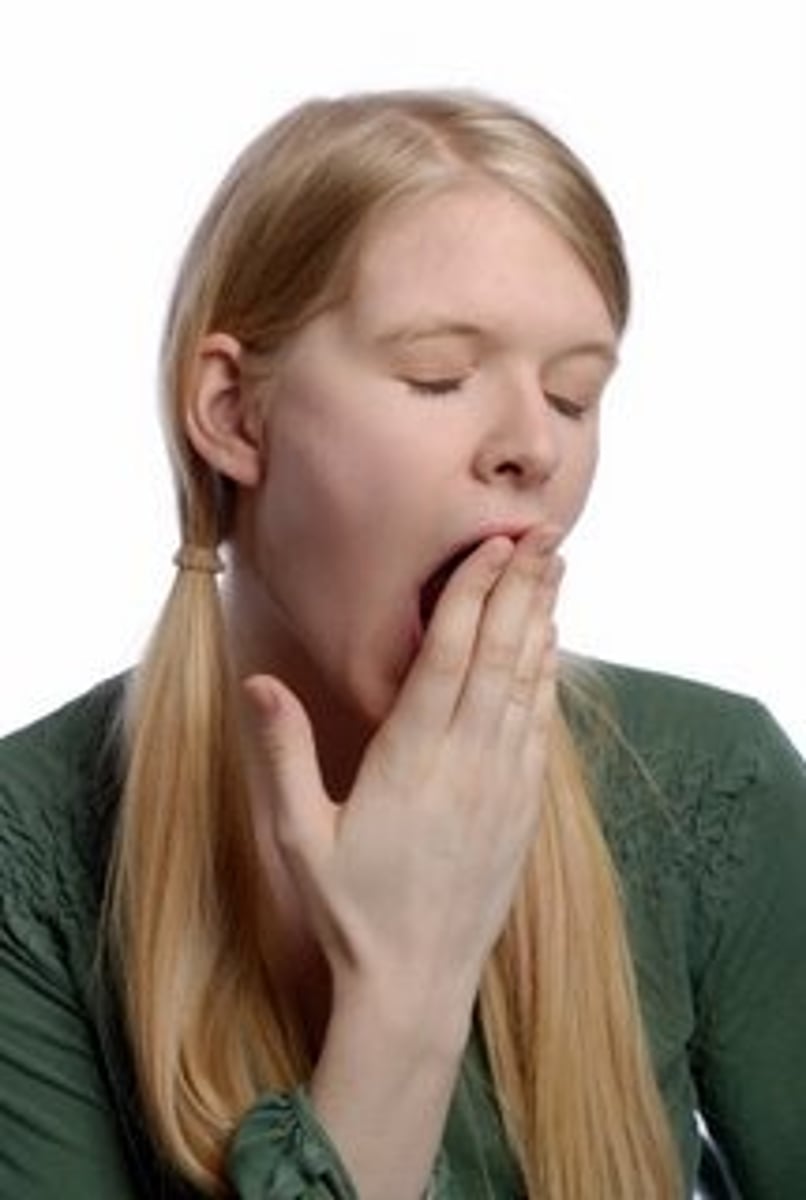 <p>respirer en ouvrant largement et involontairement la bouche - yawn</p><p>Ils étaient très fatigués et ne cessaient de bâiller</p>