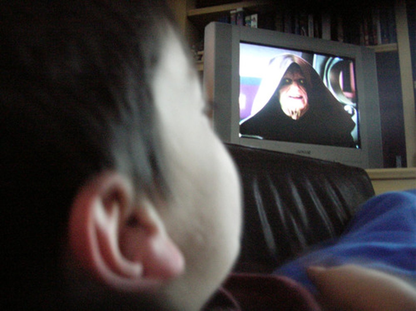 <p>to watch, to look at</p>