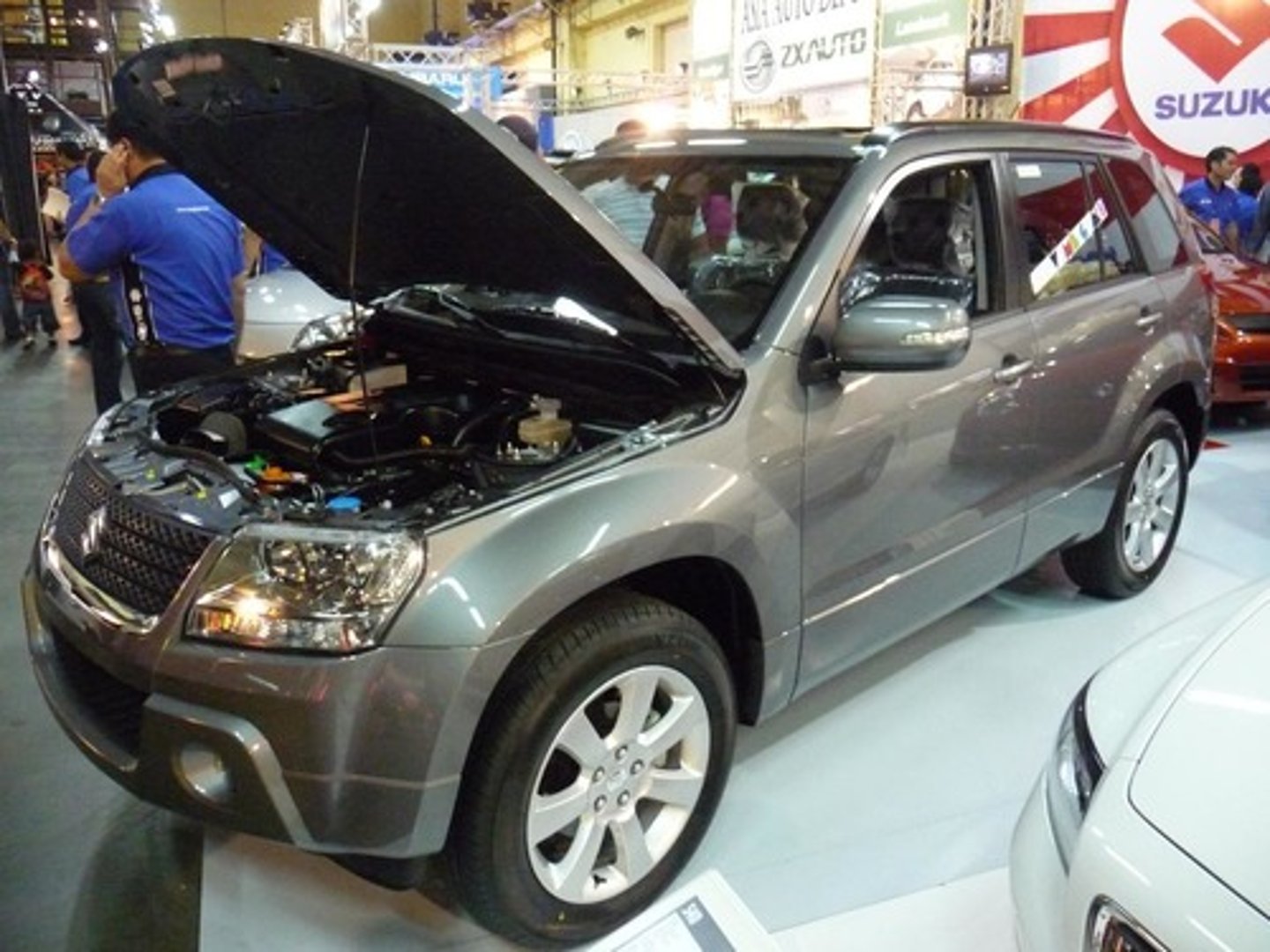 <p>the metal cover over the front of a car : nắp capo</p>