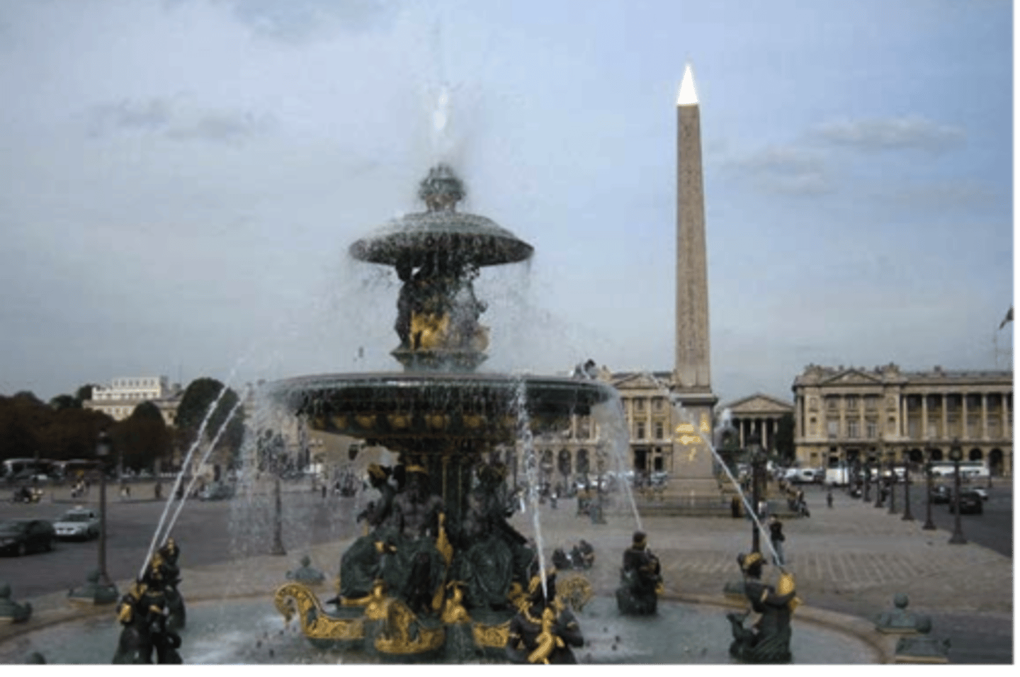 <p>La plus grande place de Paris. Là-bas, on peut voir l'obélisque égyptien de Louqsor. Pendant la Révolution Français, il y a avait une guillotine.</p>