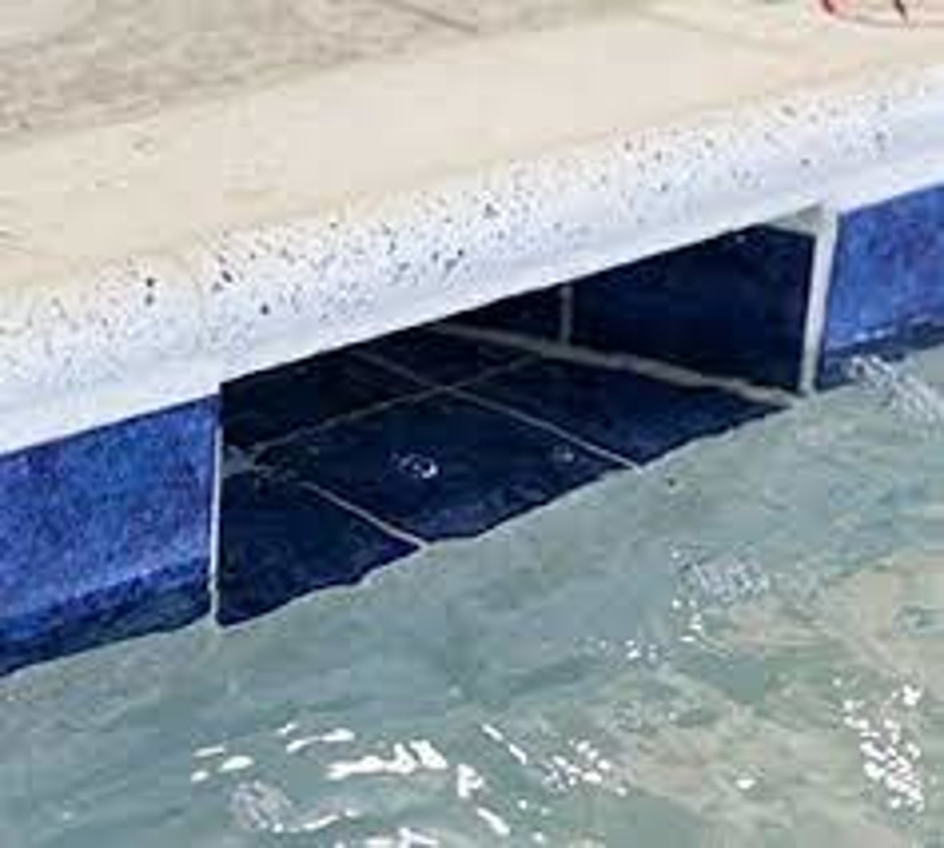 <p>Pulls debris off the surface</p>