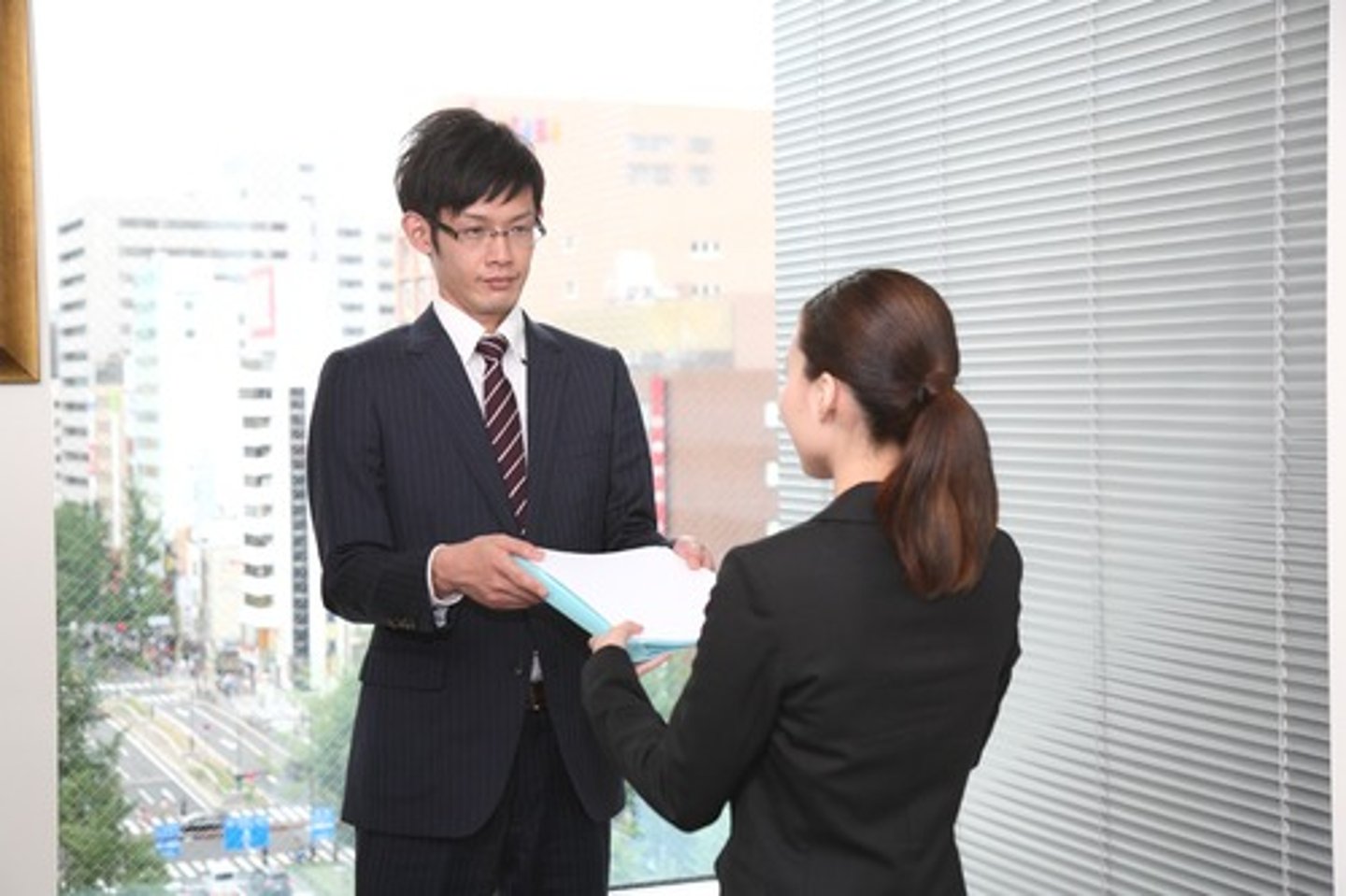 <p>đưa cho, giao cho</p><p>ĐỘ</p>