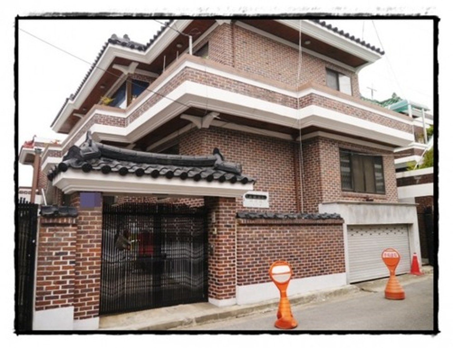 <p>nhà riêng, nhà đơn lập<br>단독주택에 살아요<br>Sống ở nhà riêng</p>