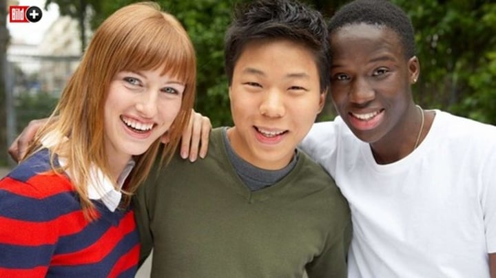 <p>a person who comes from a different country<br>-And she's looking down on us other<br>girls, right? As to be expected from<br>a foreigner...</p>
