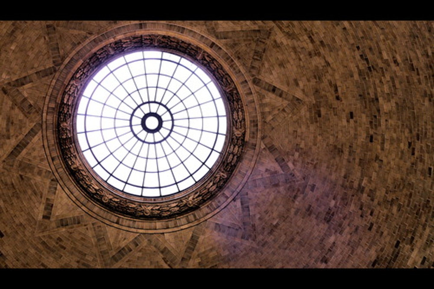 <p>A comparatively small round or oval window used in a frieze or dormer</p>