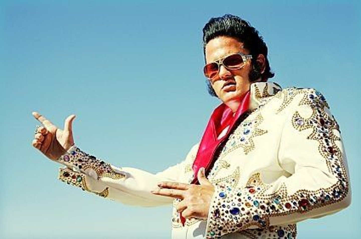 <p>видавати себе за когось(to intentionally copy another person's characteristics, such as their behaviour, speech, appearance, or expressions, especially to make people laugh: She's the woman who impersonates all the celebrities on TV.)</p>