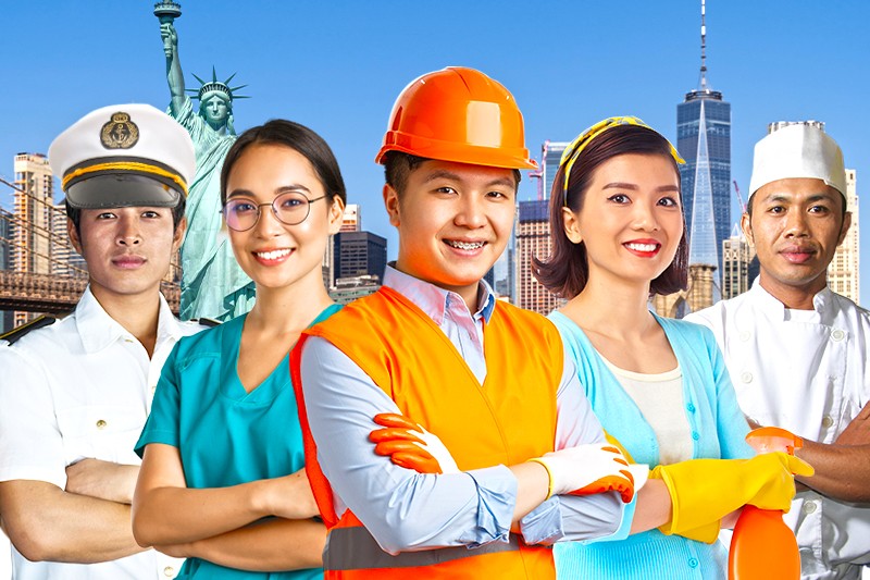 <p><strong>A:</strong> Mga Pilipinong nagtatrabaho sa ibang bansa.Sila ay madalas na umuuwi tuwing bakasyon upang makasama ang kanilang pamilya. </p>
