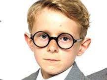 Il est le premier de la classe et le chouchou de la maîtresse alors personne ne l'aime, mais on ne peut pas le taper parce qu'il porte des lunettes.