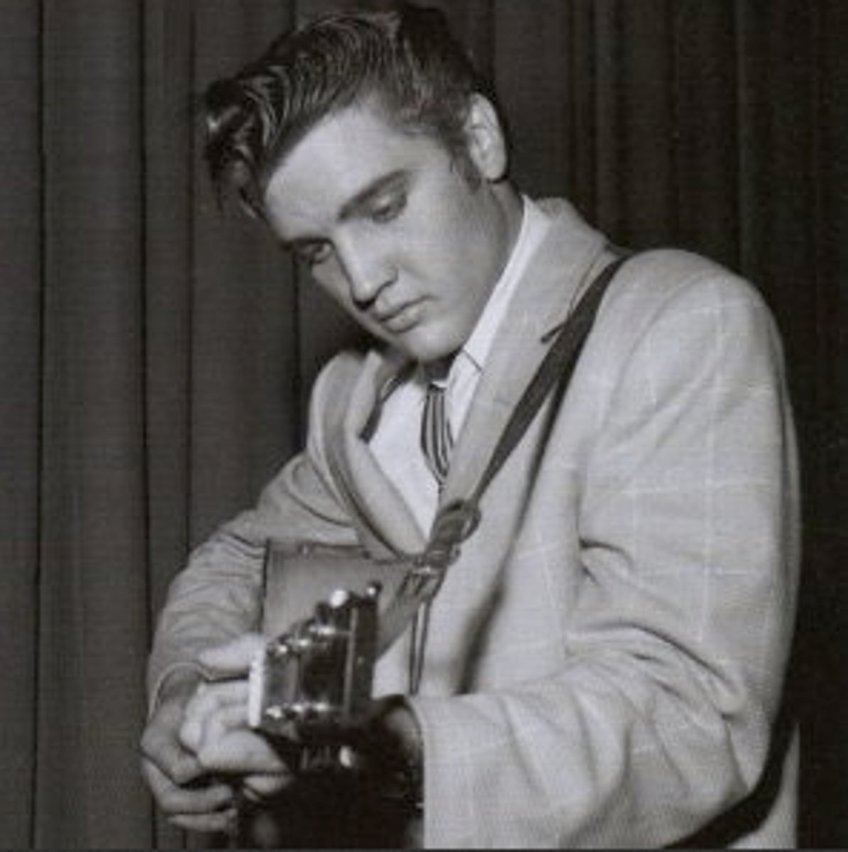 <p>United States rock singer whose many hit records and flamboyant style greatly influenced American popular music (1935-1977)</p>