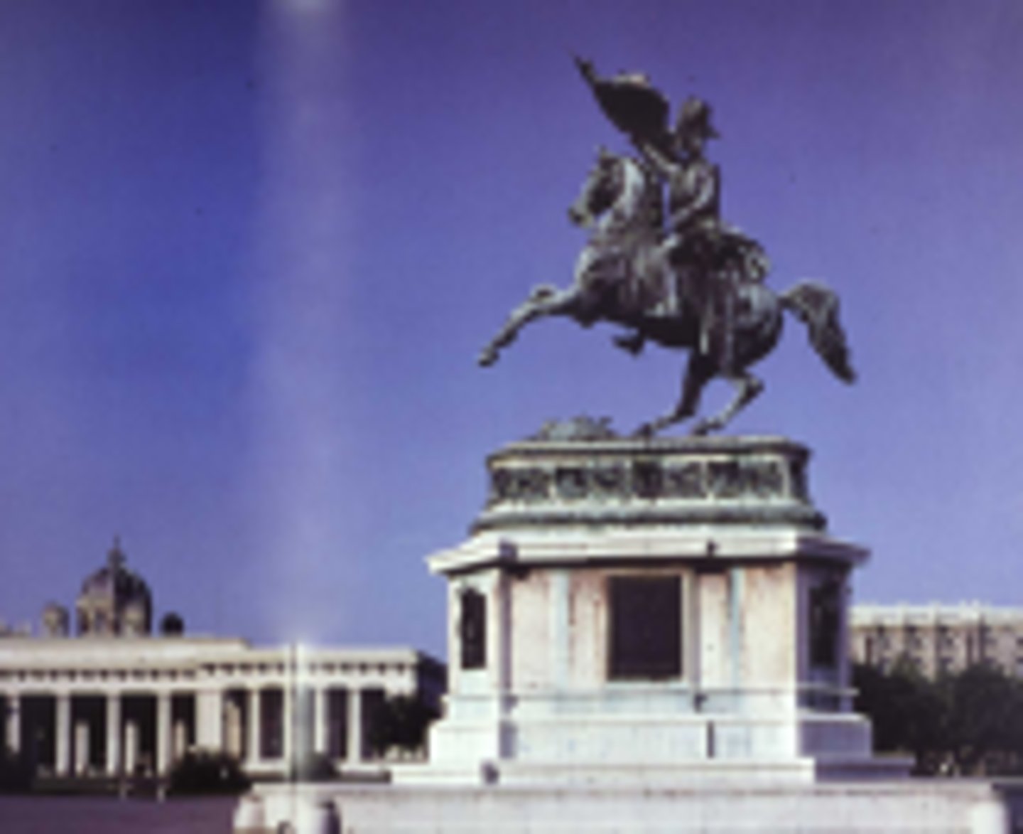 <p>eine Statue, oft von einer wichtigen Person aus der Stadt</p>