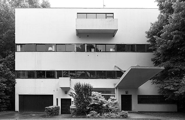 <ul><li><p>demonstrates fascination with standard types</p></li><li><p>concrete house, column grid, wall free plan</p></li><li><p>alternating wide bay and narrow bay</p><ul><li><p>classical arch. organization w/ modern tech</p></li></ul></li><li><p>interesting sectionally (double height space)</p></li></ul><p></p>