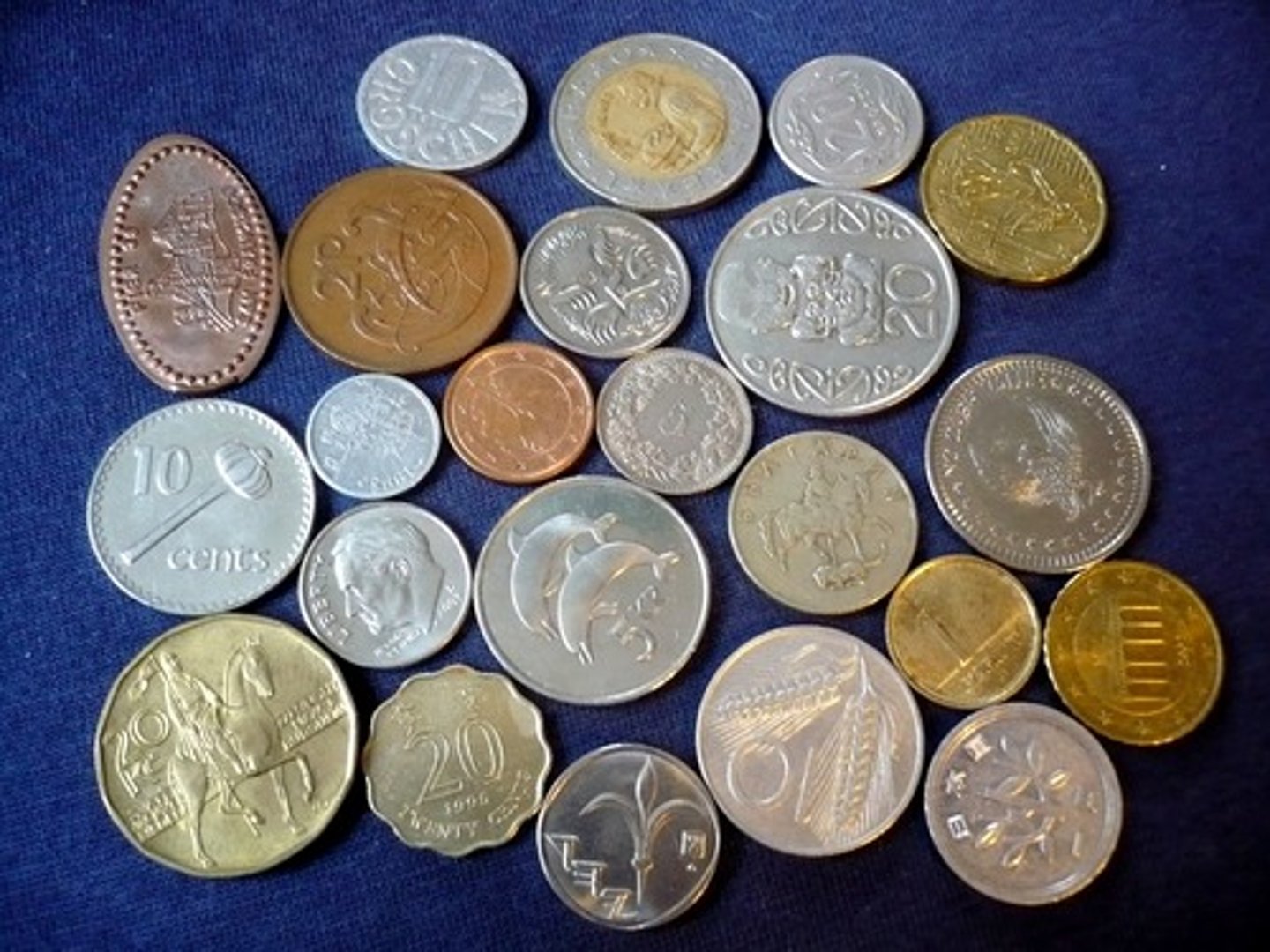 <p>dinero en metal</p>