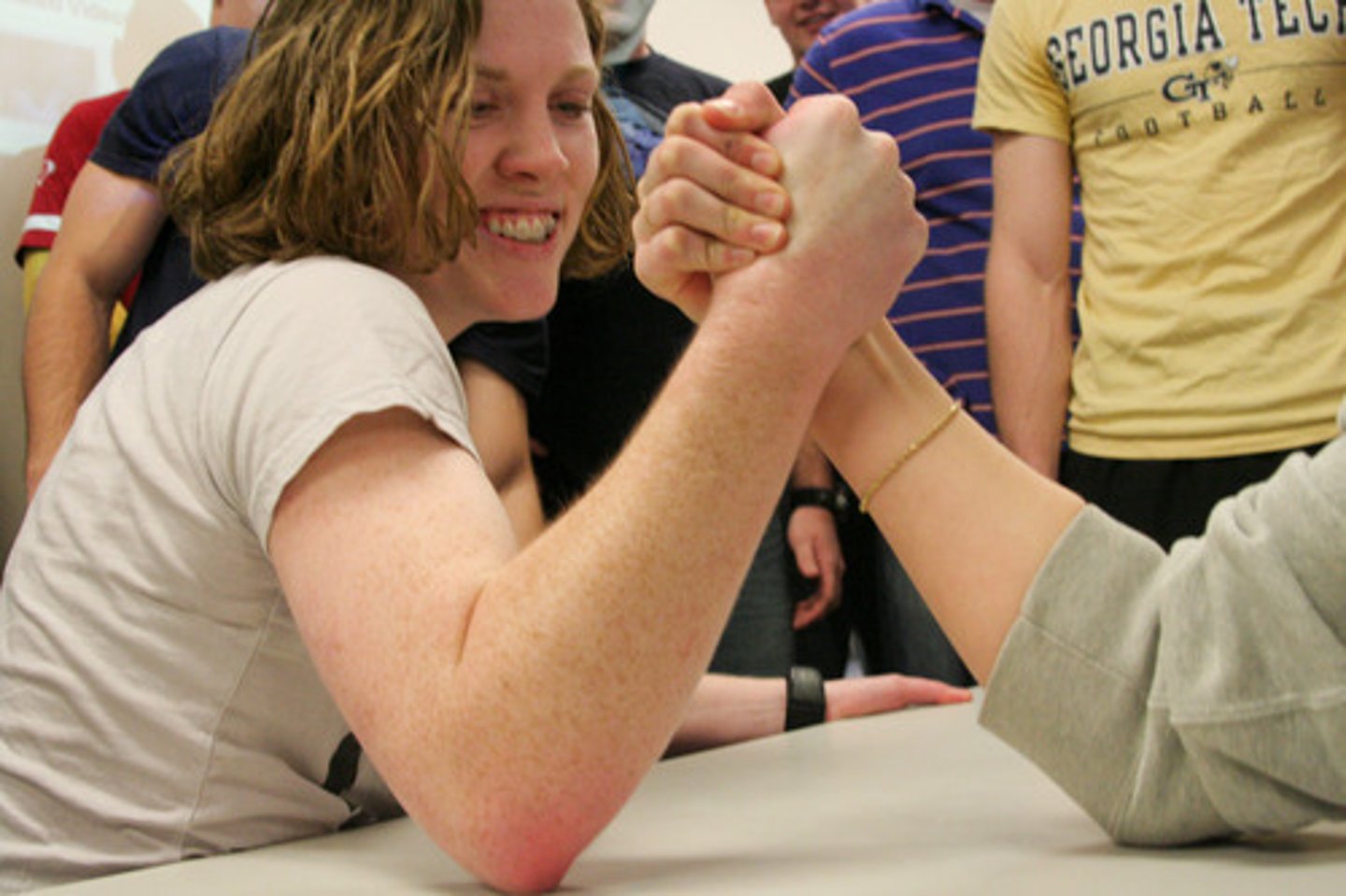 <p>proberen een reactie van iemand te krijgen</p>