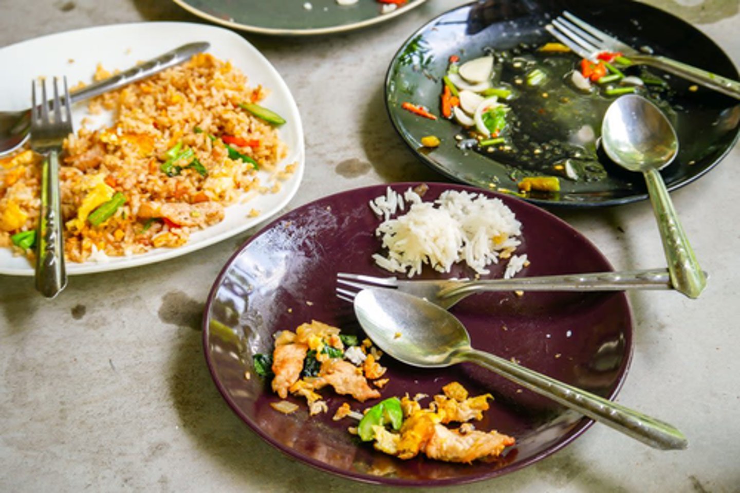 <p>thức ăn thừa</p>