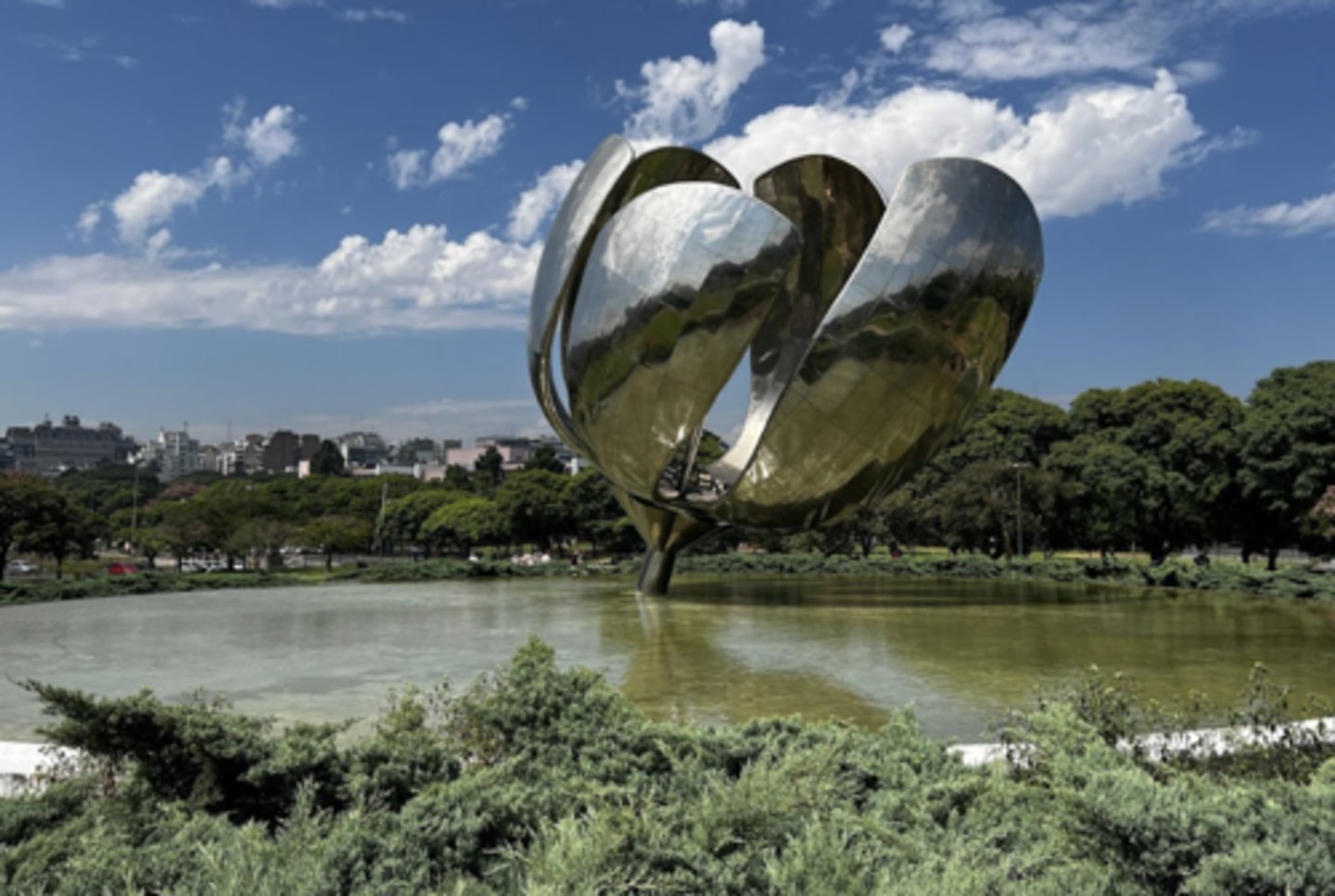 <p>una escultura de una flor de metal con seis pétalos que abren en la mañana y cierran en la noche como una flor real.</p>