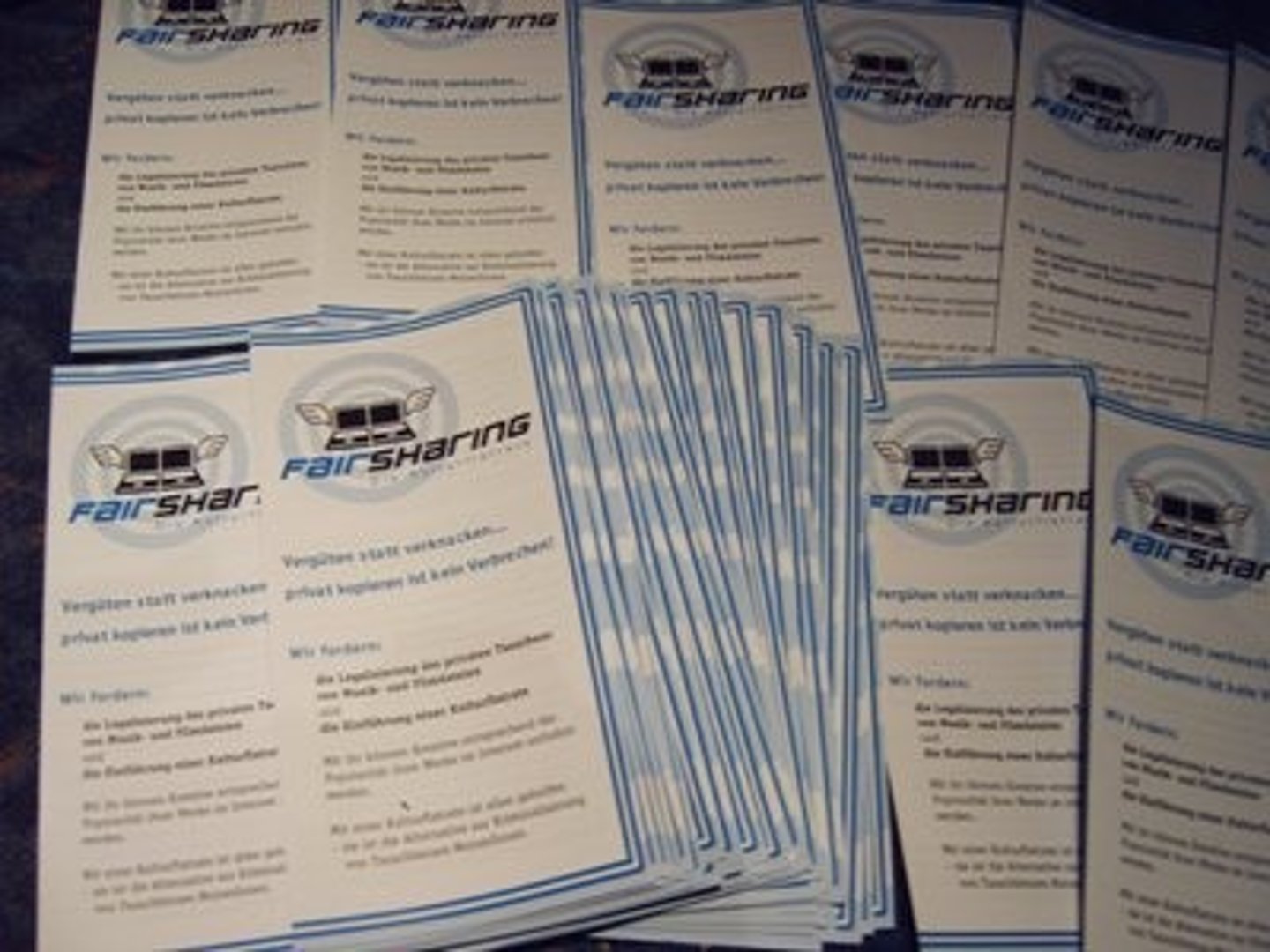 <p>(n): tờ rơi</p>